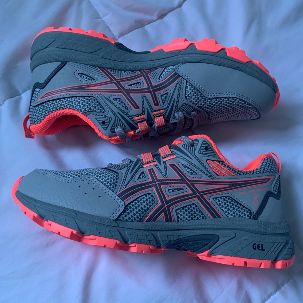 Oasis Gel - Venture 8 Women Sneakers in Grey and Coral size 6